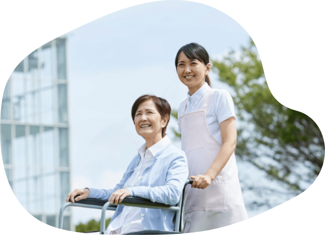 介護職員の女性と車椅子の女性
